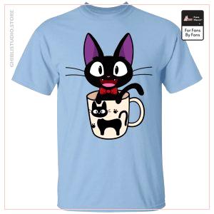 Jiji im Katzenschalen-T-Shirt